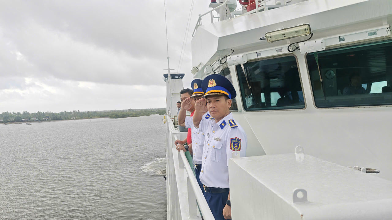 Tàu 390 cập cảng Bộ Tư lệnh Vùng Cảnh sát biển 2.