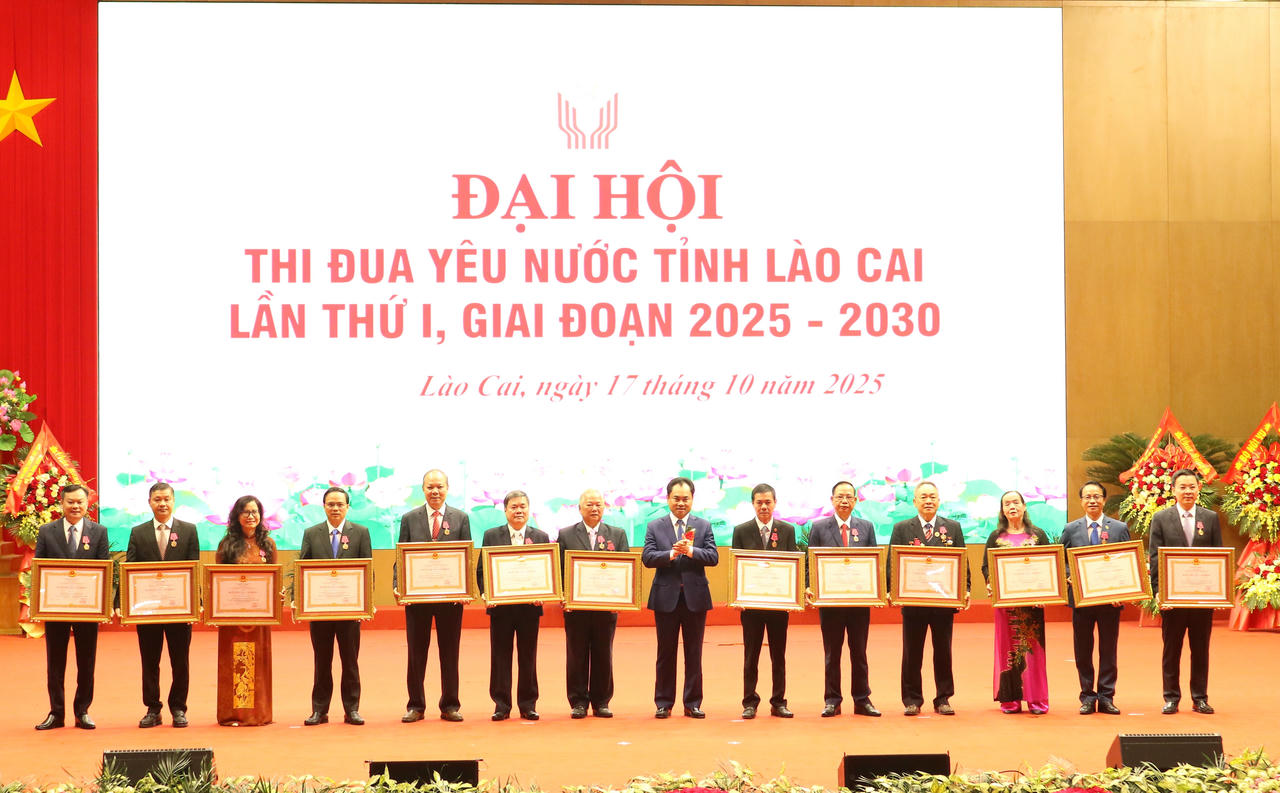 Ông Trịnh Việt Hùng - Ủy viên Dự khuyết BCH Trung ương Đảng, Bí thư Tỉnh ủy, Chủ tịch HĐND tỉnh trao Huân chương Lao động hạng Ba cho các cá nhân