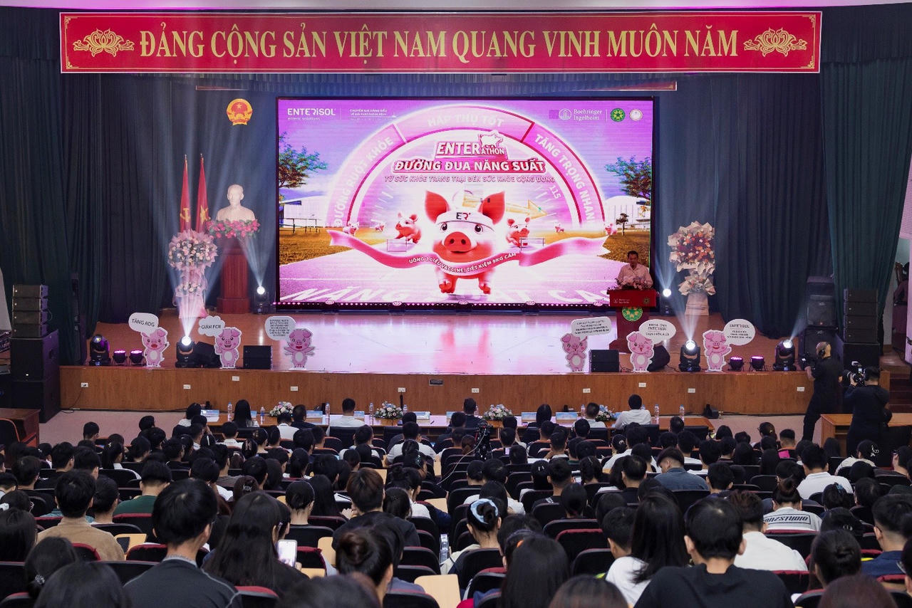 Sự kiện thu hút gần 800 người tham dự bao gồm bác sĩ thú y, cán bộ kỹ thuật, chủ trang trại, giảng viên, và sinh viên trong ngành.