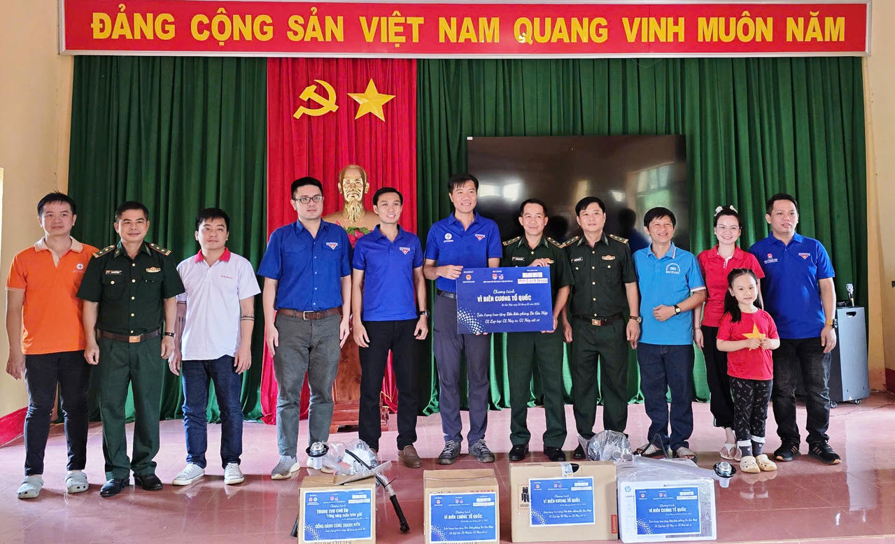 Đoàn công tác của Công ty Cổ phần Thủy điện Thác Mơ tặng quà cho đồn biên phòng Bù Gia Mập,