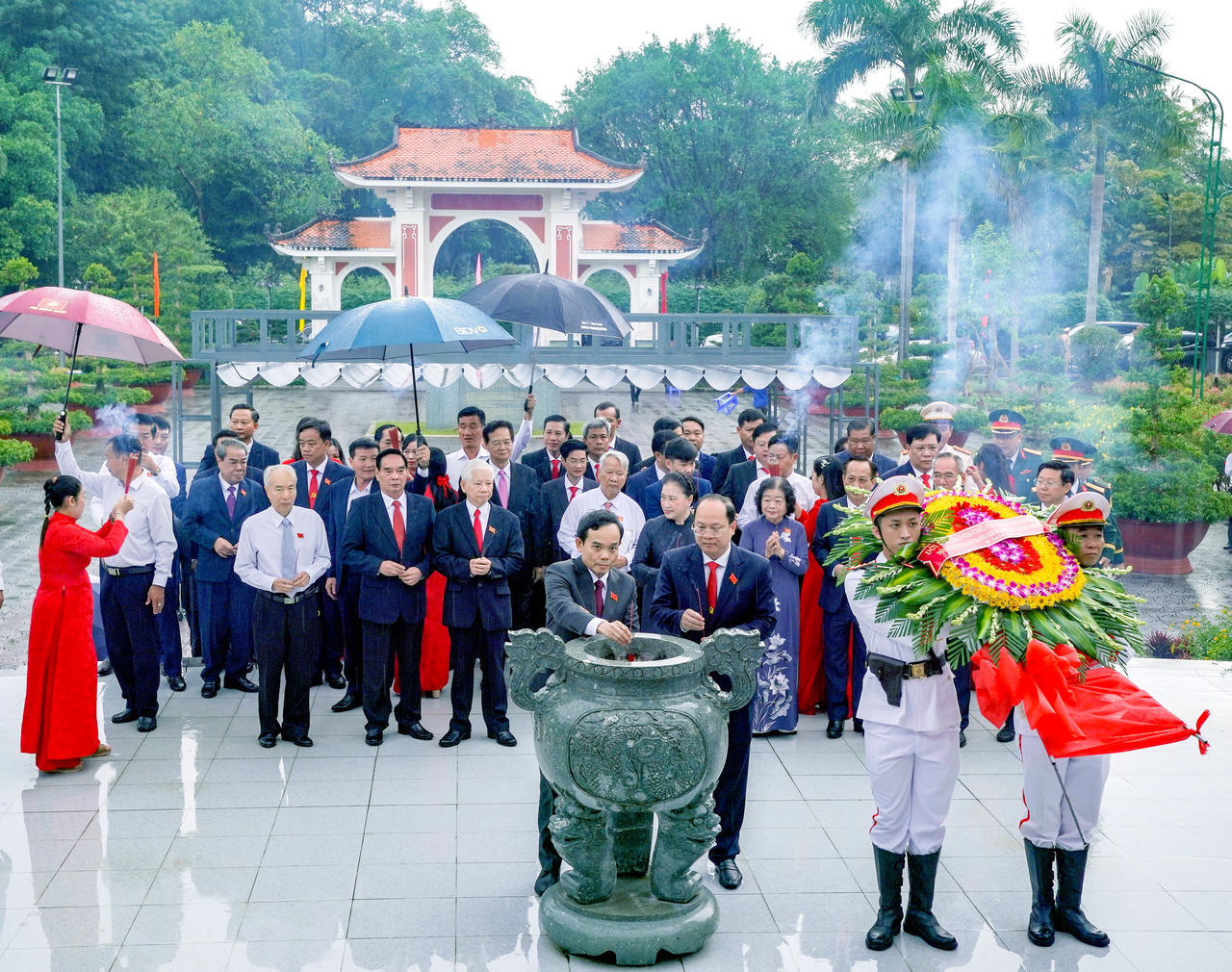 Trước phiên khai mạc, các lãnh đạo, nguyên lãnh đạo Đảng, Nhà nước cùng lãnh đạo tỉnh Cà Mau đã dâng hương Chủ tịch Hồ Chí Minh tại Khu tưởng niệm Bác Hồ và trồng cây lưu niệm tại Trung tâm Hội nghị tỉnh. (Ảnh: BTC Đại hội).