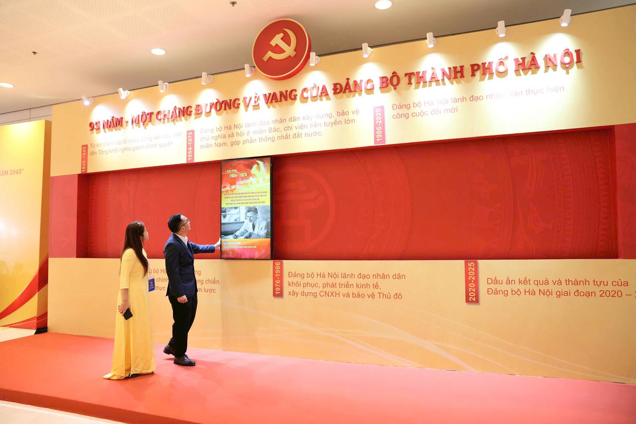 Đại biểu dự Đại hội trải nghiệm ứng dụng “Bức tường lịch sử số”.