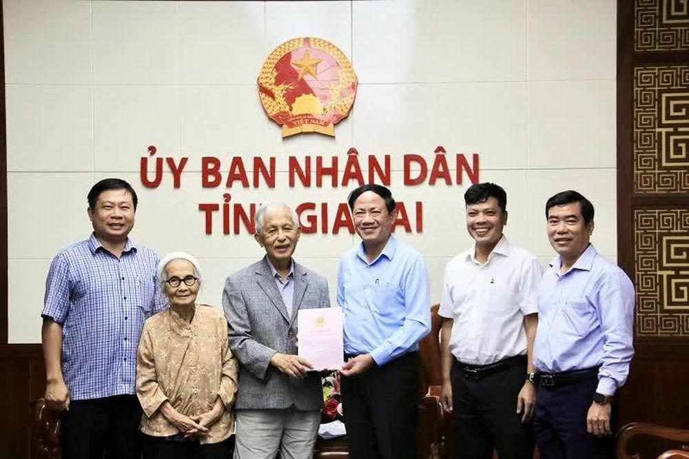 Ông Phạm Anh Tuấn, Chủ tịch UBND tỉnh Gia Lai trao Giấy chứng nhận quyền sử dụng đất (cập nhật thông tin) cho Trung tâm ICISE đối với diện tích 16,7ha đất được Chính phủ miễn tiền thuê.