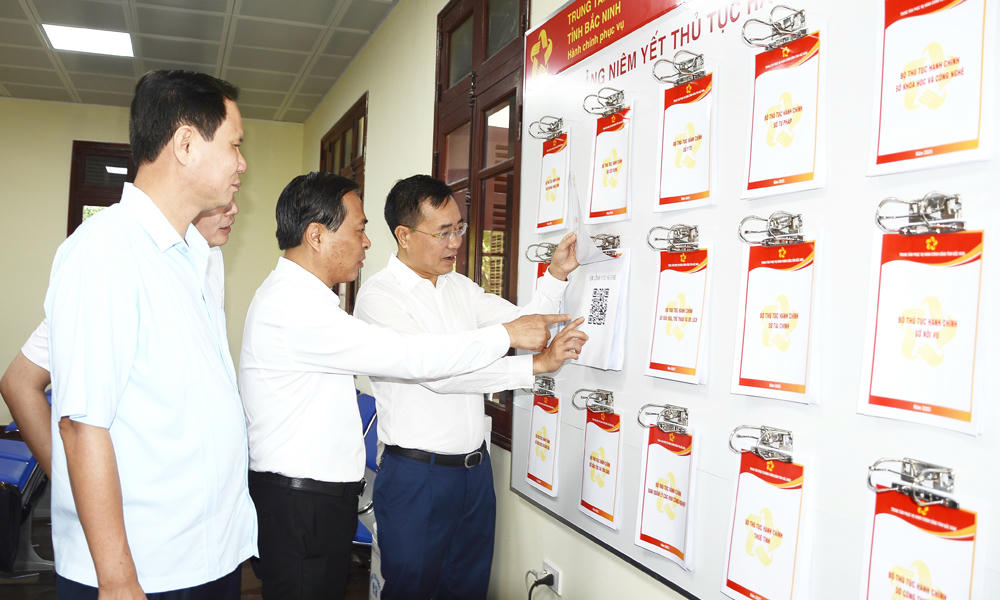 Các đại biểu tham quan điểm tiếp nhận.