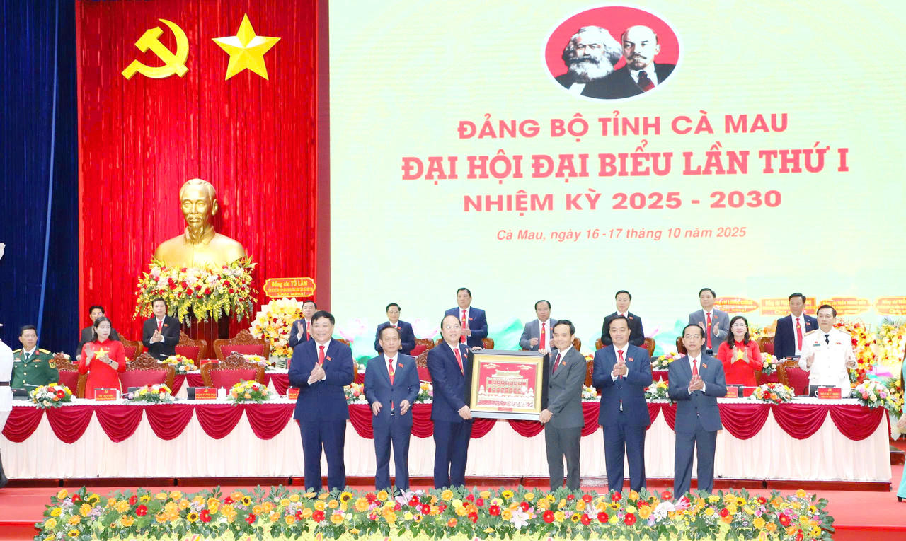 Ông Trần Lưu Quang - Bí thư Trung ương Đảng, Bí thư Thành ủy TP. Hồ Chí Minh (bên phải) tặng bức tranh chúc mừng Đại hội (Ảnh: BTC Đại hội).