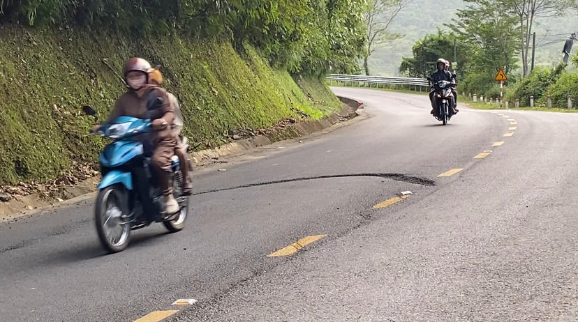 Hàng trăm lượt phương tiện lưu thông trên Quốc lộ 4D mỗi ngày.