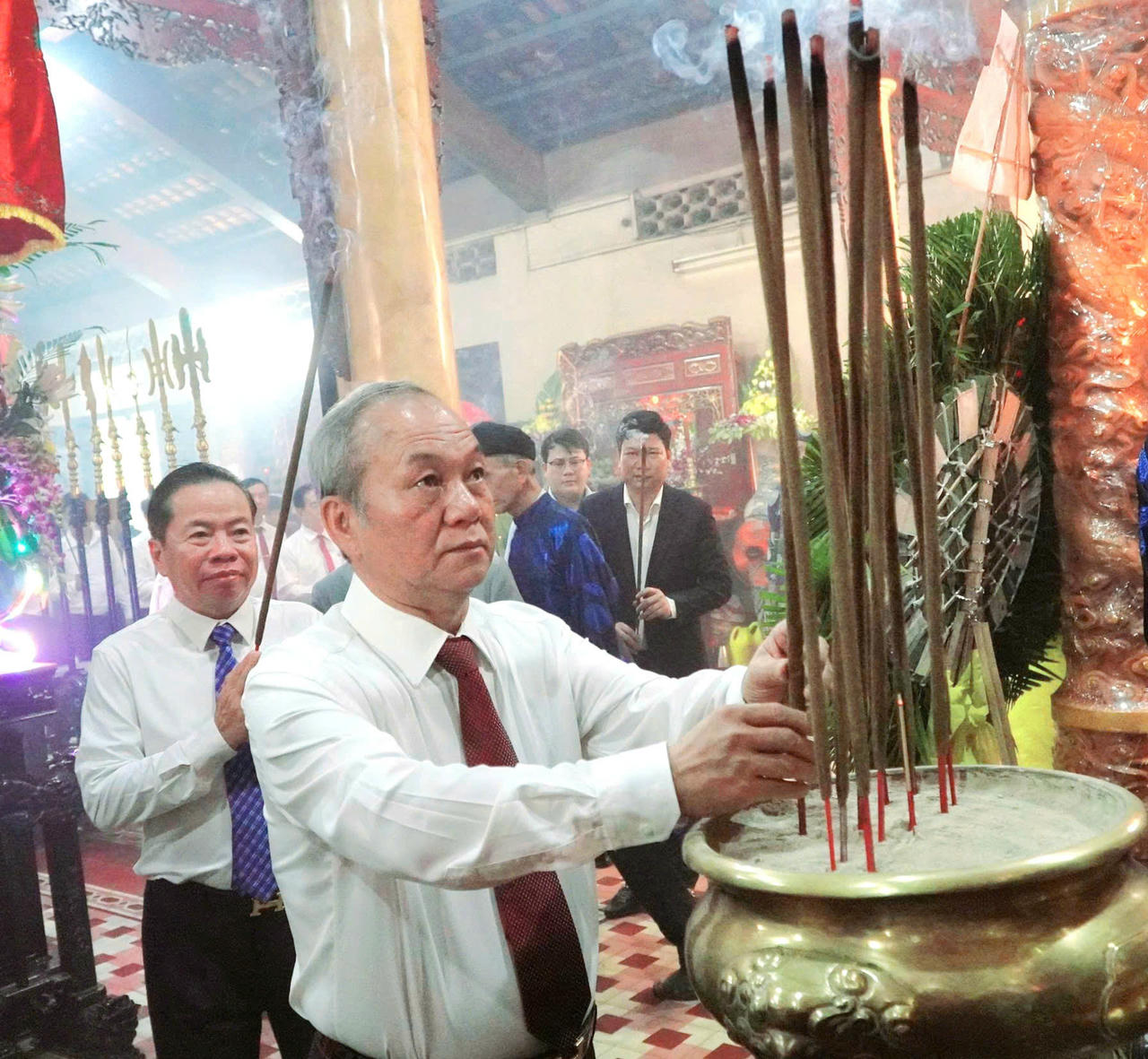 Đại biểu thắp hương tại Đình thần Nguyễn Trung Trực.