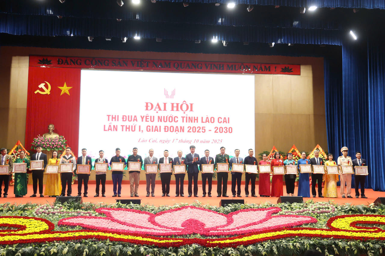 Ông Trần Huy Tuấn - Phó Bí thư Tỉnh ủy, Chủ tịch UBND tỉnh trao Bằng khen cho tập thể, cá nhân điển hình tiên tiến xuất sắc tiêu biểu