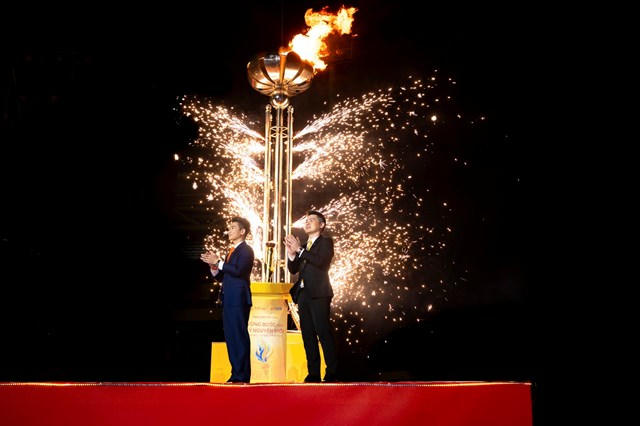 Từ ngọn lửa kết tâm nghĩ về tầm vóc doanh nghiệp Việt