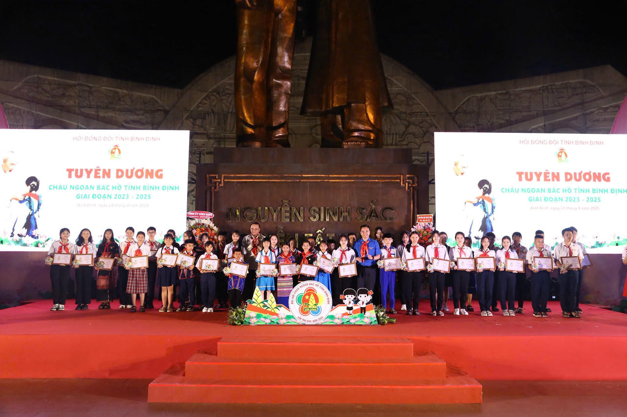 Tôn vinh các điển hình cháu ngoan Bác Hồ tại tỉnh Bình Định (cũ).