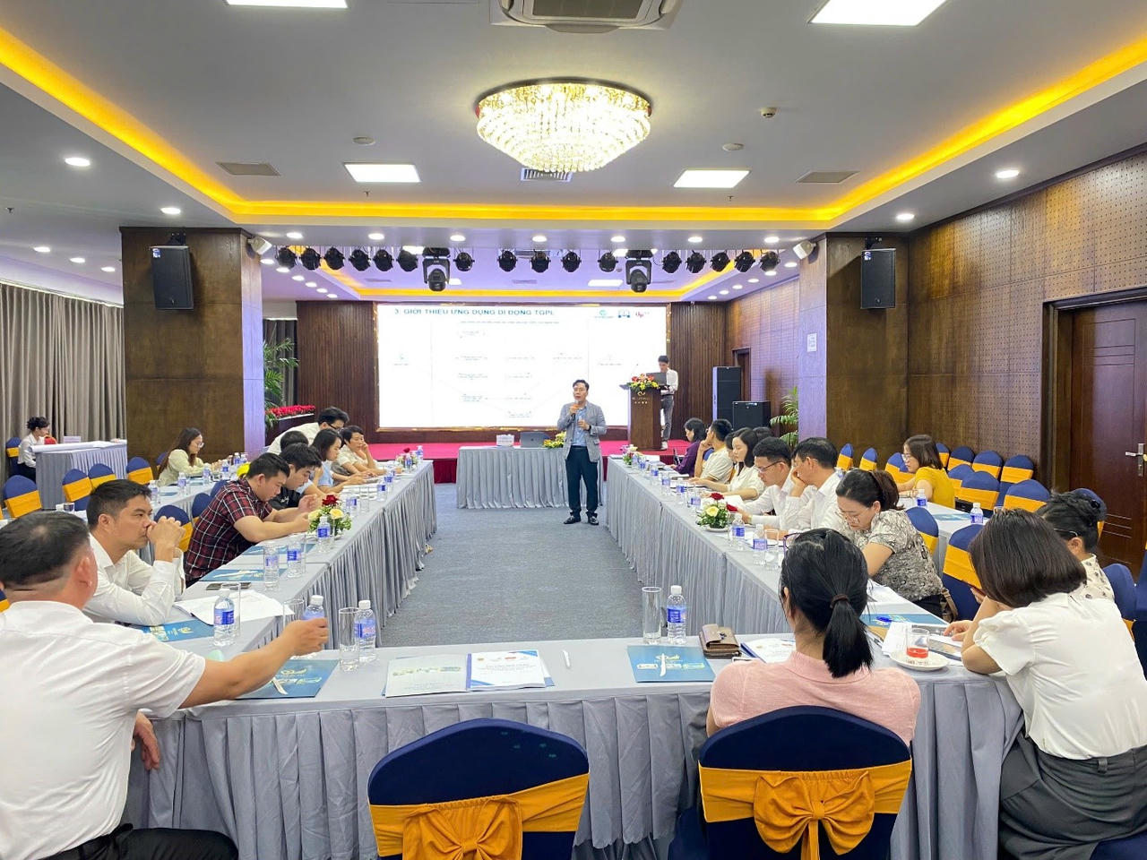 Ông Nguyễn Ngọc Quang – Đại diện Công ty cổ phần Công nghệ UPNEXT báo cáo tại Hội thảo