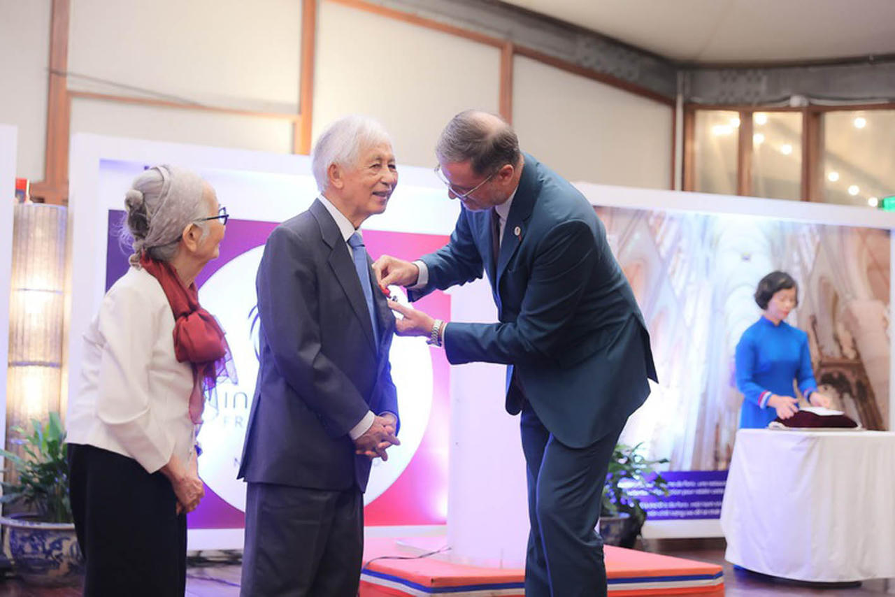 Đại sứ Pháp Olivier Brochet trao Huân chương Bắc đẩu 
Bội tinh bậc Sĩ quan cho Giáo sư Jean Trần Thanh Vân 
và Giáo sư Lê Kim Ngọc. (Nguồn: MST).