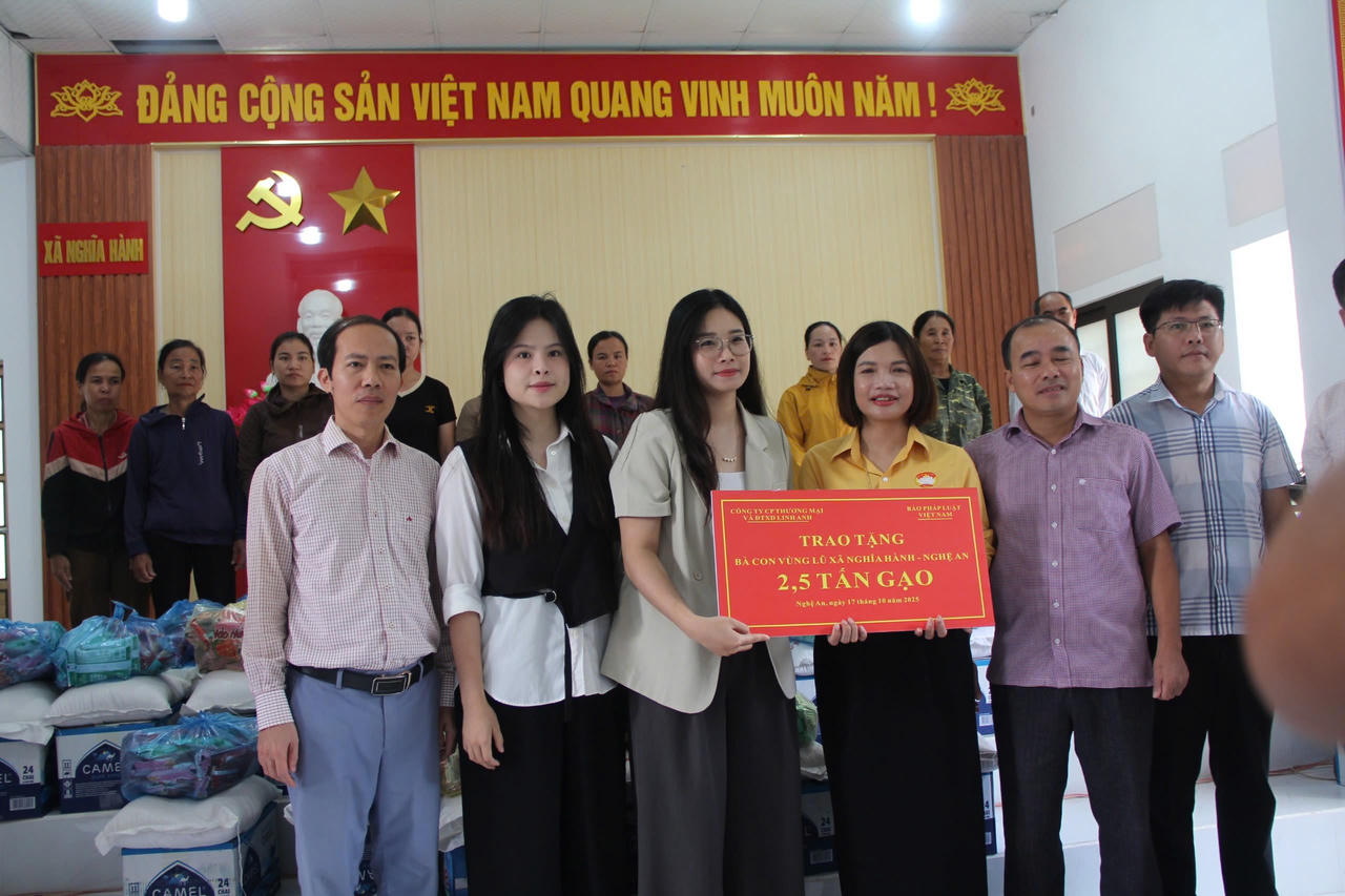 Đại diện Công ty CP thương mại và Đầu tư xây dựng Linh Anh&nbsp; hỗ trợ người dân vùng lũ.