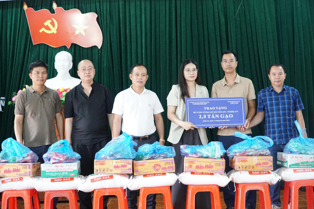 Báo Pháp luật Việt Nam chung tay hỗ trợ bà con bị ảnh hưởng bão lũ tại Nghệ An