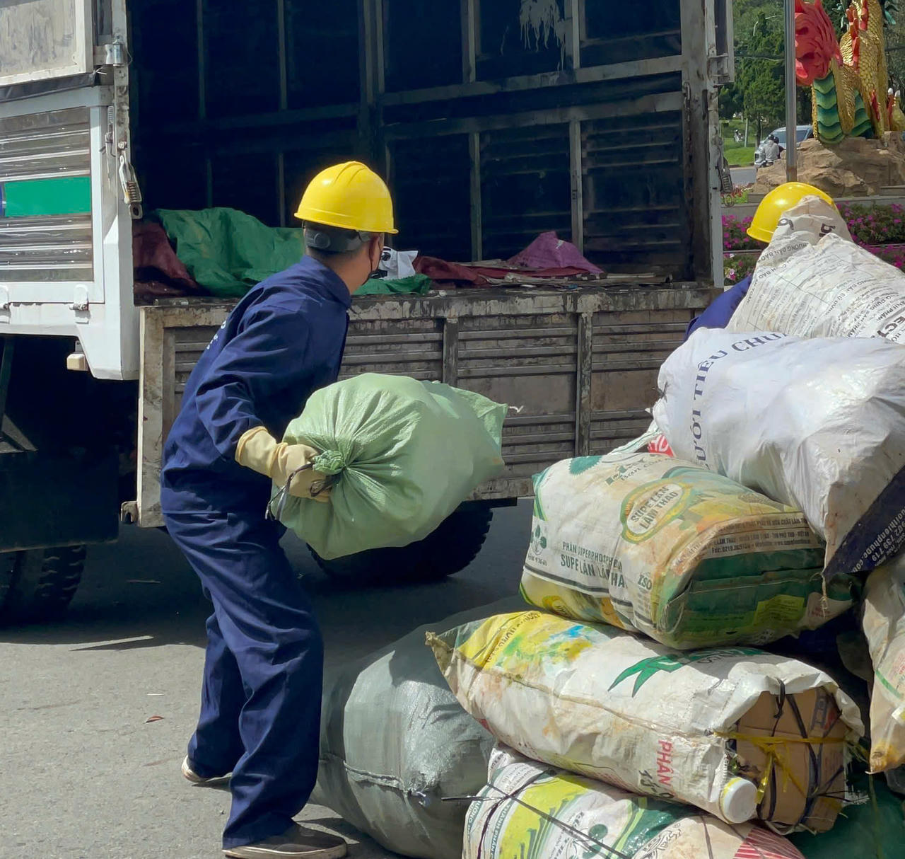 Rác thải thu gom tại chương trình được vận chuyển lên xe.