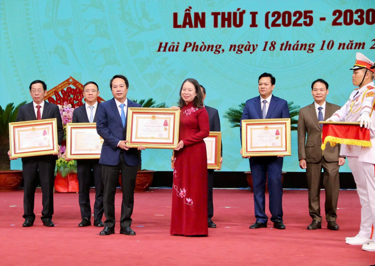 Phó Chủ tịch nước Võ Thị Ánh Xuân trao tặng Huân chương Lao động hạng Nhất cho Sở Kế hoạch và Đầu tư tỉnh Hải Dương (nay là Sở Tài chính TP Hải Phòng).  