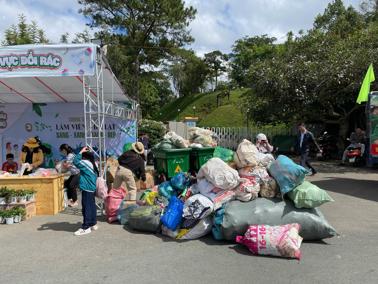 Chương trình “Giảm rác thải nhựa, thu gom chất thải nguy hại” lan toả tinh thần, trách nhiệm bảo vệ môi trường.