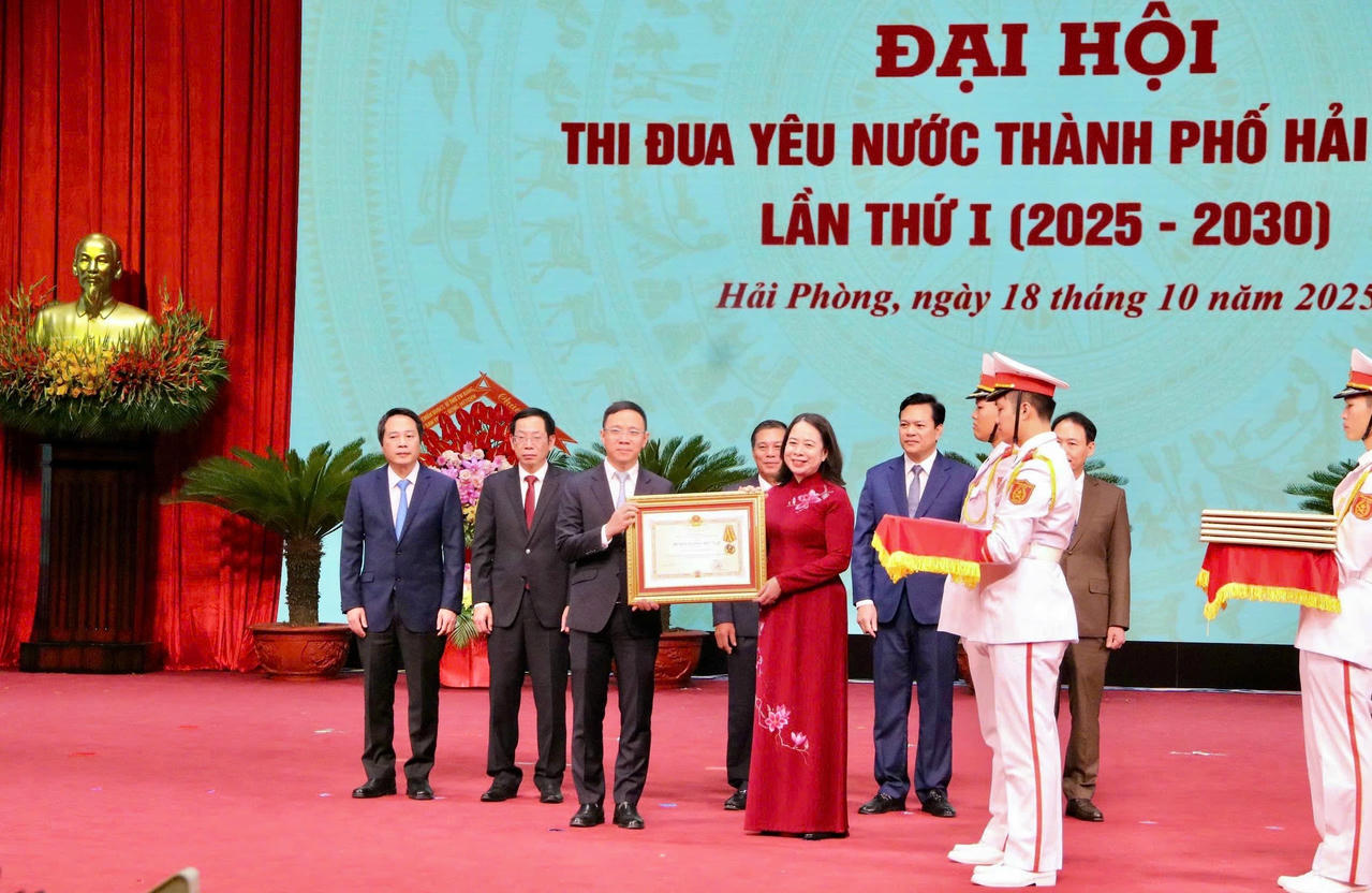 Phó Chủ tịch nước Võ Thị Ánh Xuân trao&nbsp;Huân chương Độc lập hạng Nhì cho Văn phòng Thành uỷ Hải Phòng.