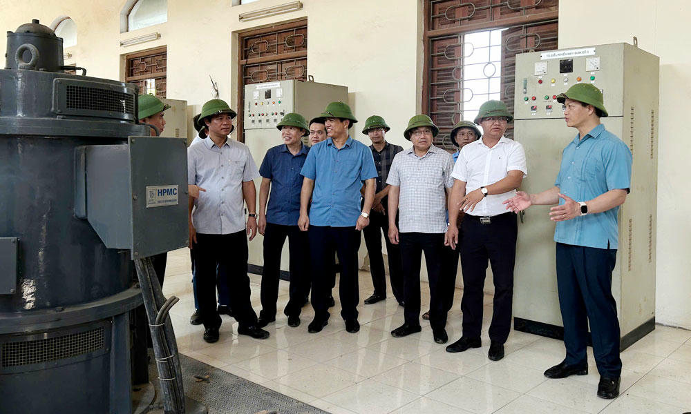 Chủ tịch UBND tỉnh Vương Quốc Tuấn Kiểm tra trạm bơm Trúc tay.