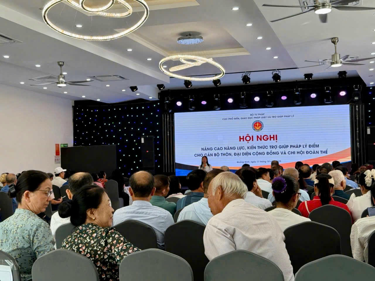 Các đại biểu tham gia hội nghị