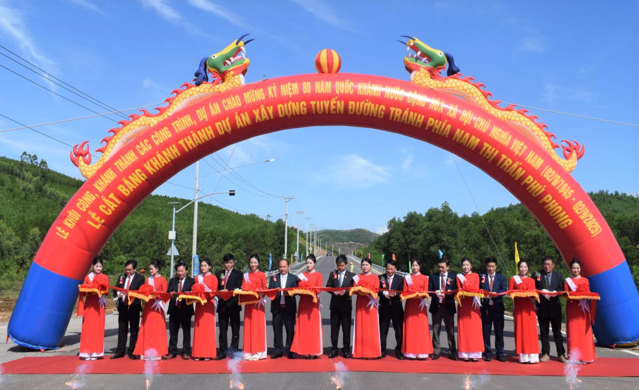 Lãnh đạo tỉnh Gia Lai cắt băng khánh thành Dự án tuyến đường tránh phía Nam thị trấn Phú Phong. Ảnh: CTTĐT Gia Lai