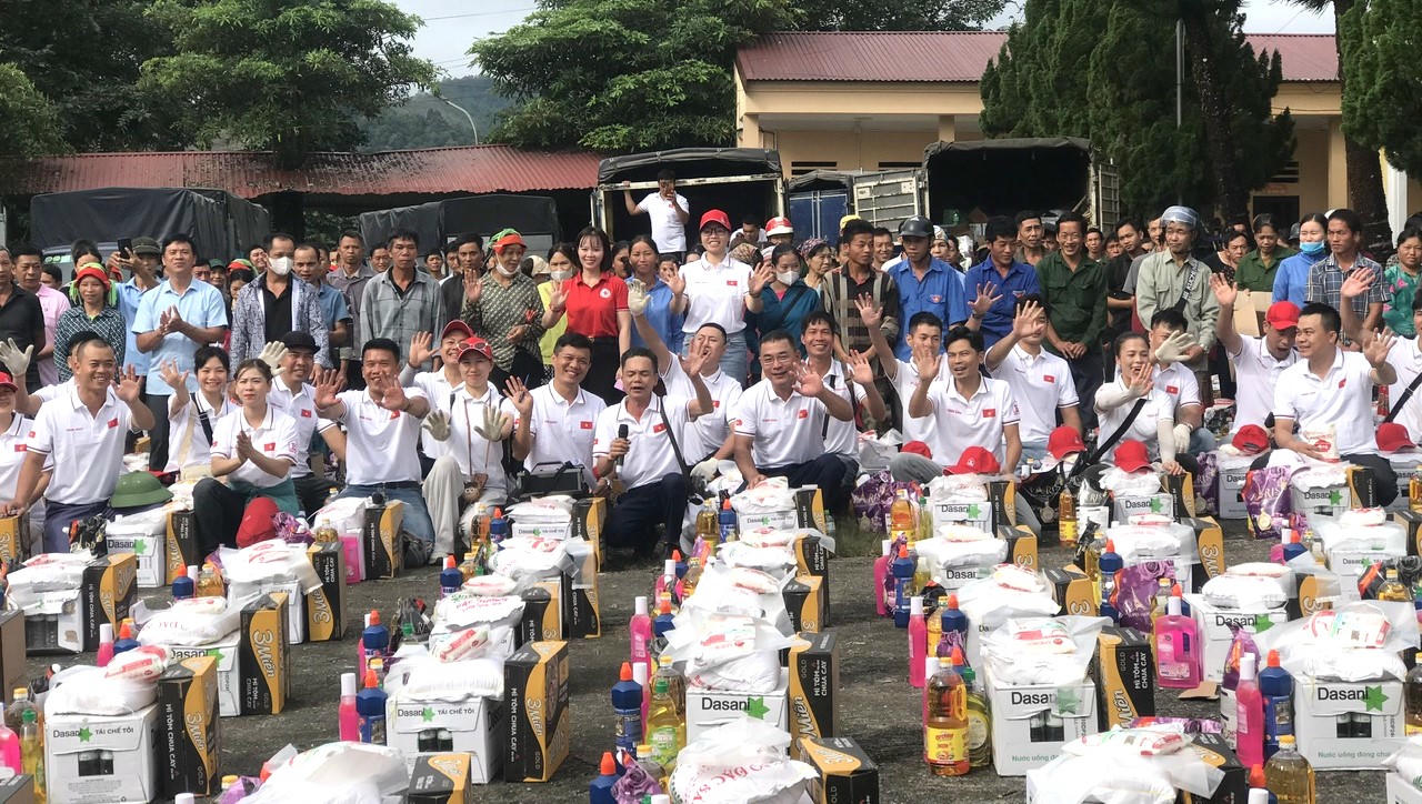 Hội Chữ thập đỏ tỉnh và Tập đoàn Thiên Khôi trao 509 suất quà cho người dân xã Ngọc Đường bị thiệt hại do mưa lũ. Ảnh: CTV.