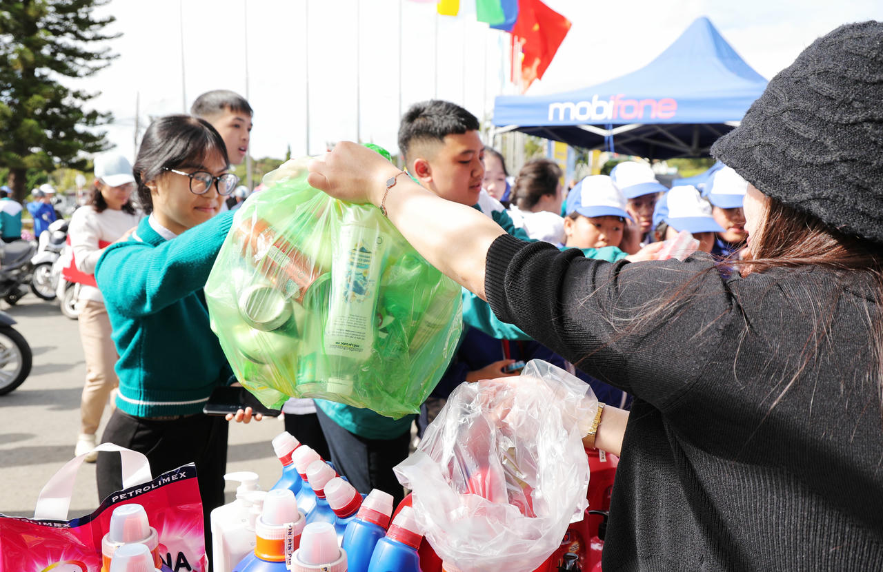 Lan tỏa phong trào giảm rác thải nhựa, xây dựng đô thị xanh trên cao nguyên Lâm Viên