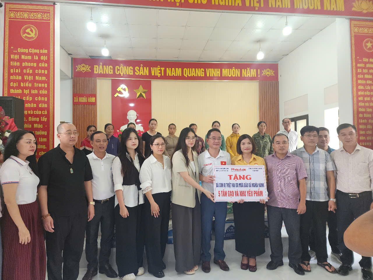 Đoàn công tác trao 5 tấn gạo và nhu yếu phẩm tới người dân bị thiệt hại do mưa bão tại xã Nghĩa Hành, Nghệ An.