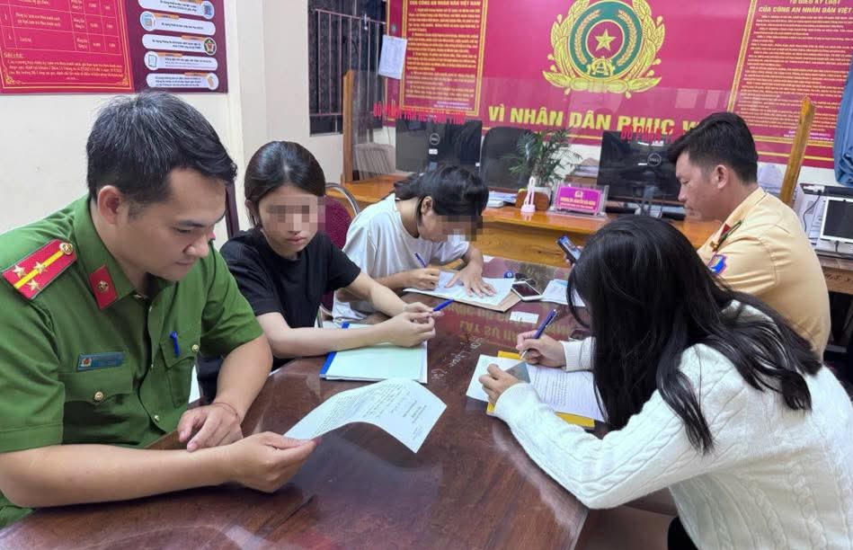 Tuyên Quang: Xác minh nữ sinh ngồi trên xe máy điện quay mặt ra sau