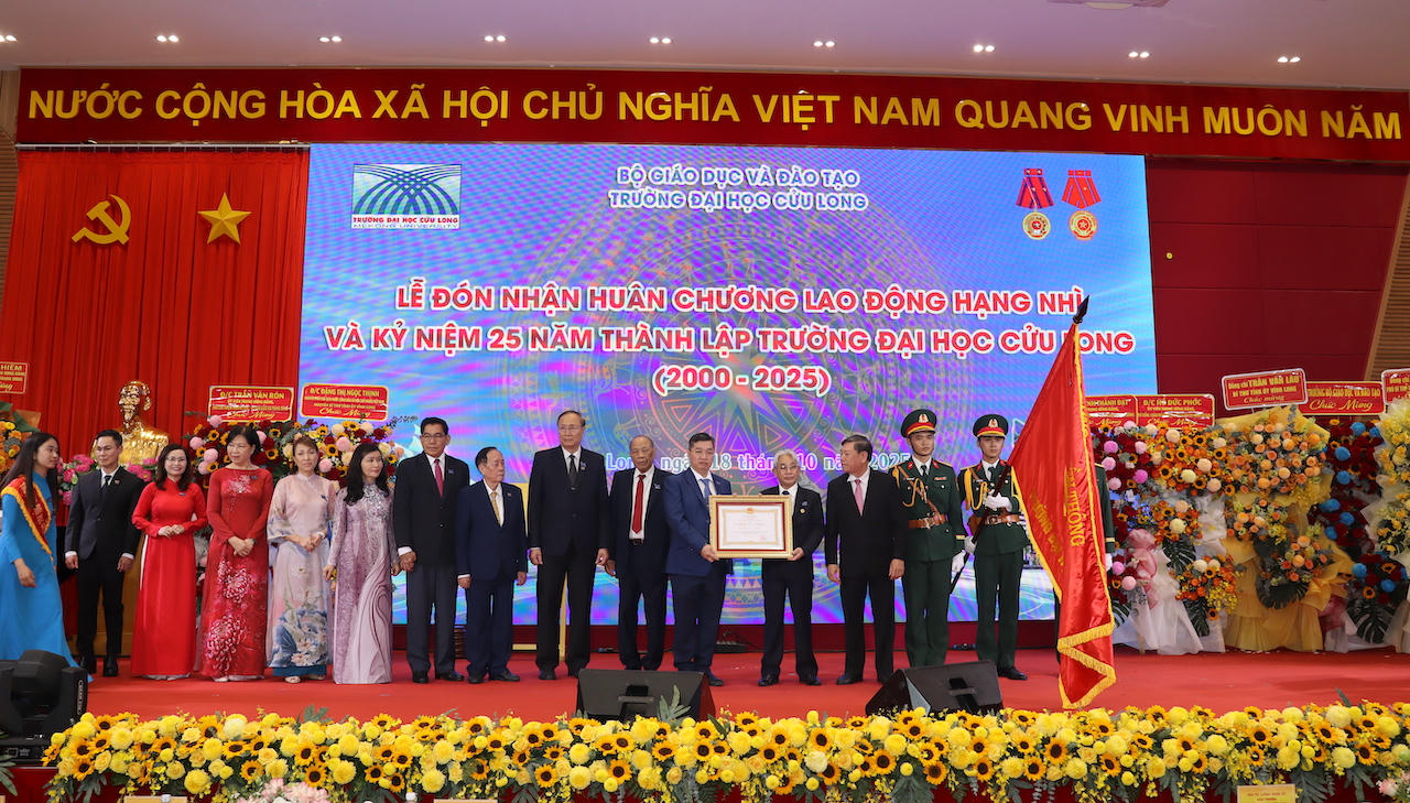 Kỷ niệm 25 năm thành lập, Đại học Cửu Long đón nhận Huân chương Lao động hạng Nhì