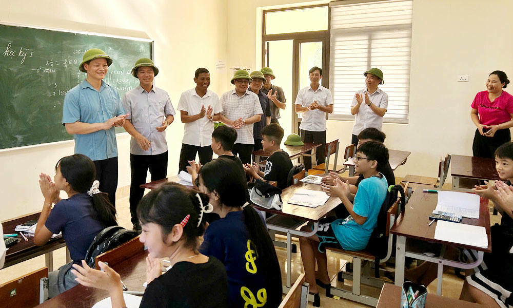 Chủ tịch UBND tỉnh Vương Quốc Tuấn, Phó Chủ tịch UBND Lê Xuân Lợi thăm trường THCS Hoà Sơn, xã Hợp Thịnh.