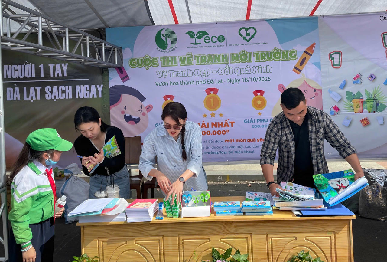 Các gian hàng "Đổi rác lấy quà" thu hút các bạn học sinh tham gia.