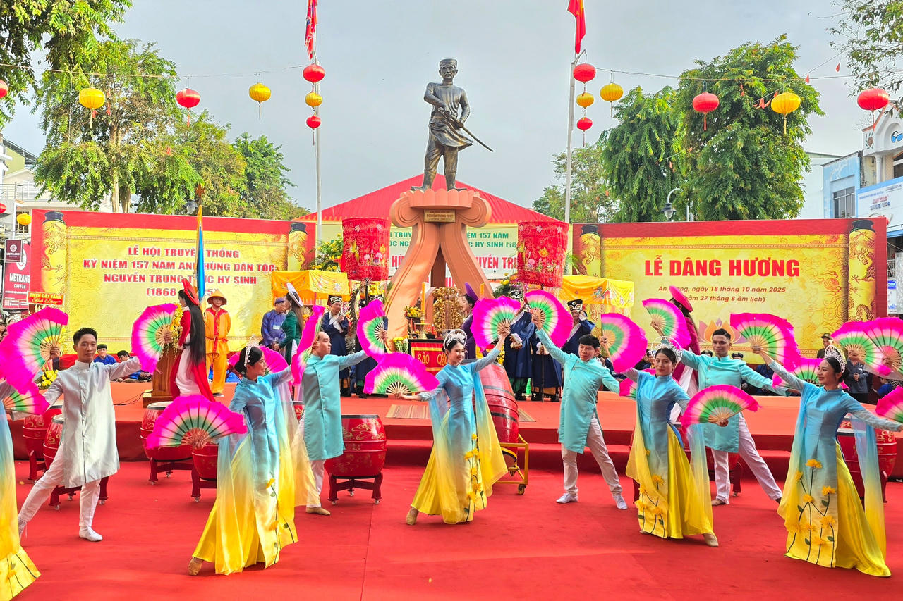 Hàng chục ngàn người dân về dâng hương tưởng nhớ anh hùng Nguyễn Trung Trực