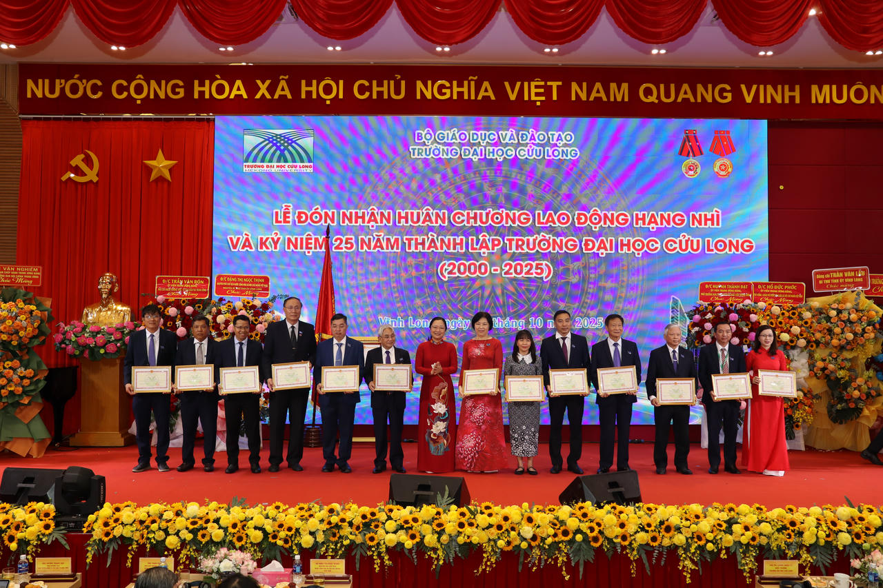 Nhiều tập thể, cá nhân của Trường vinh dự được nhận Bằng khen của Chủ tịch UBND tỉnh Vĩnh Long