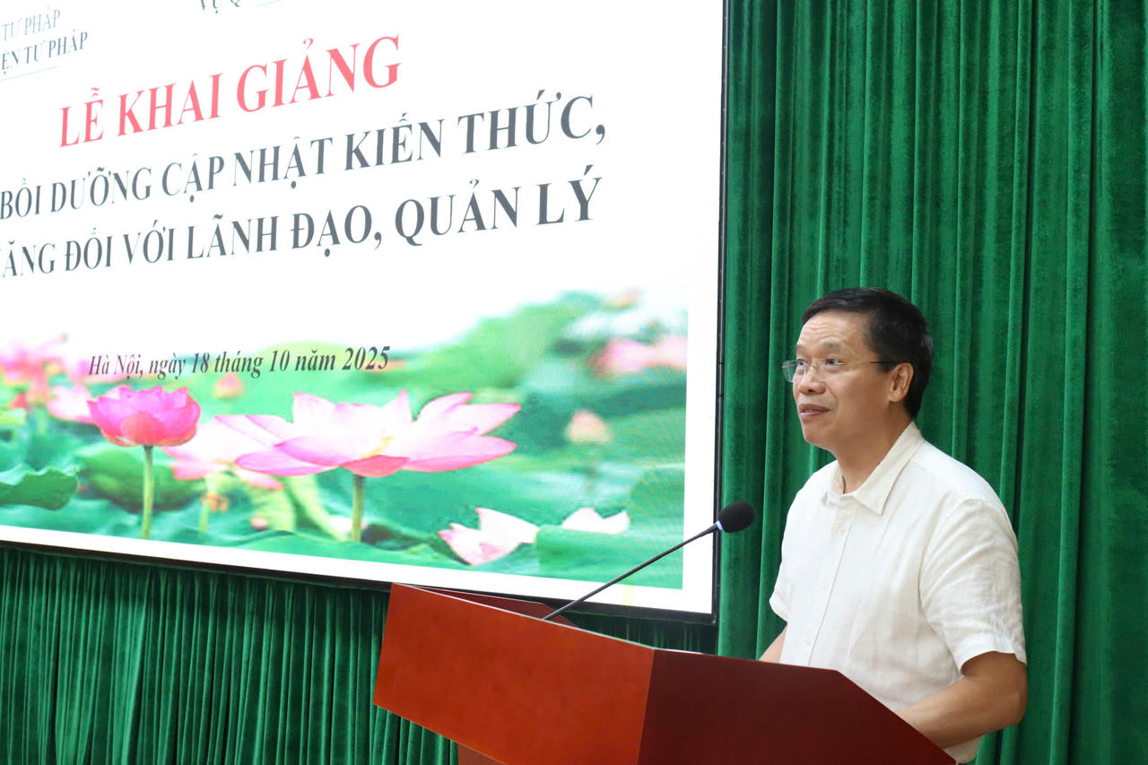 Phó Vụ trưởng Vụ Quản lý đào tạo, bồi dưỡng, Học viện Chính trị quốc gia Hồ Chí Minh Lại Đức Vượng phát biểu.