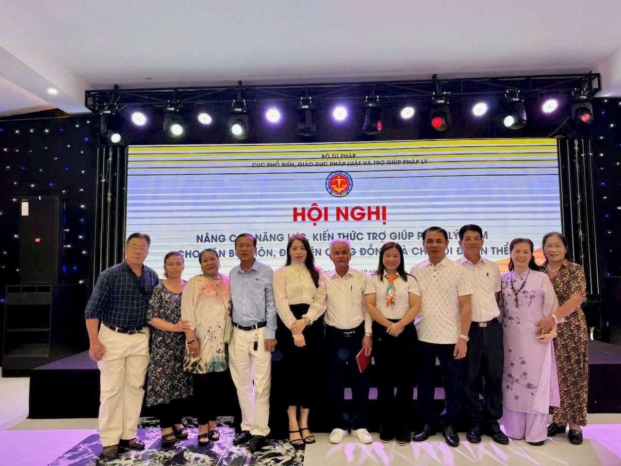 Các đại biểu chụp ảnh kỷ niệm cùng Ban tổ chức