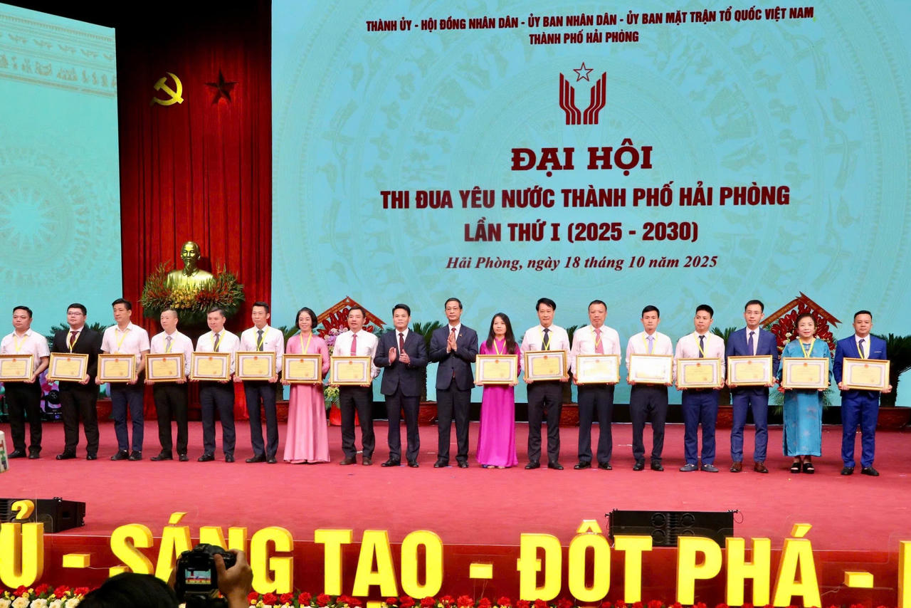 Lãnh đạo TP Hải Phòng trao Bằng khen các tập thể, cá nhân điển hình tiên tiến xuất sắc tiêu biểu.&nbsp;