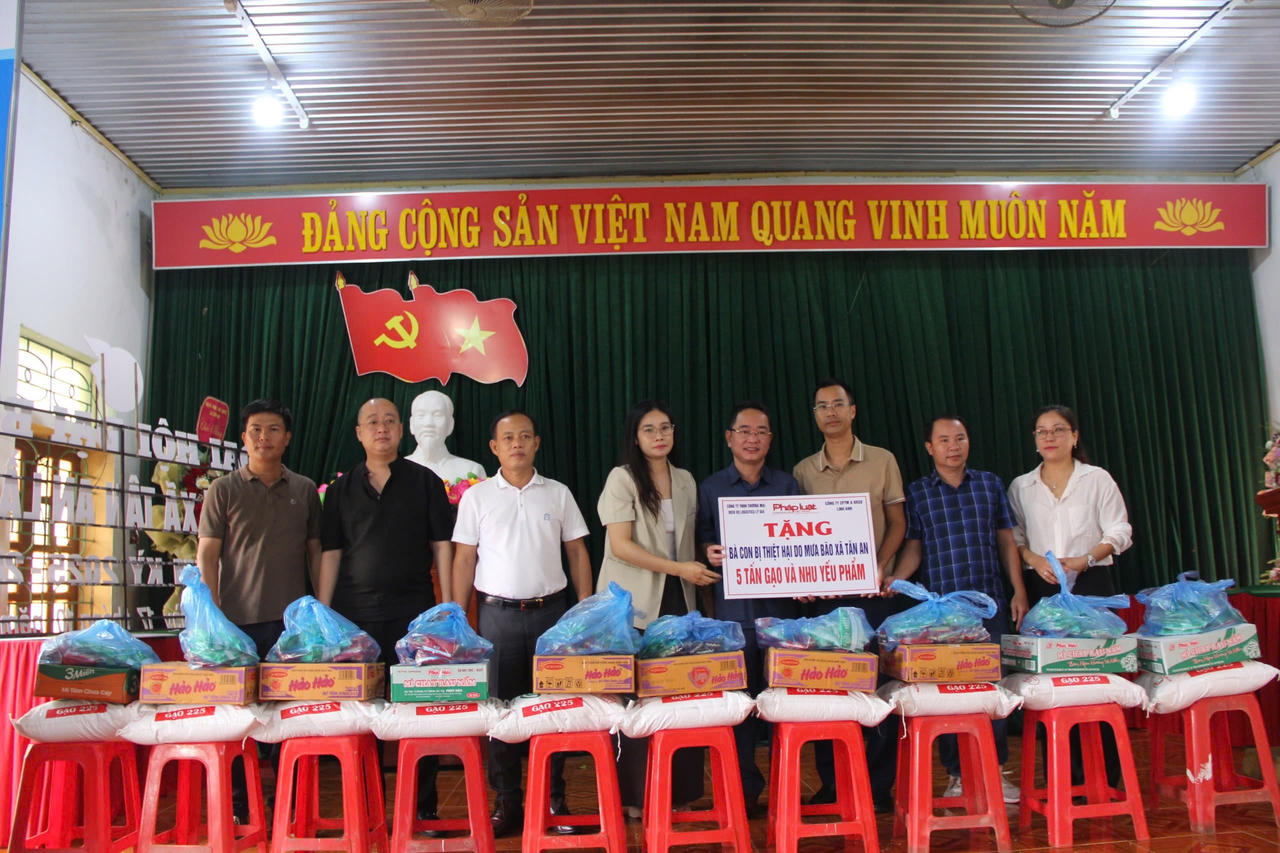 Báo Pháp luật Việt Nam chung tay hỗ trợ bà con bị ảnh hưởng bão lũ tại Nghệ An