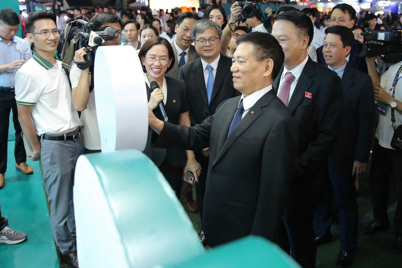 Phó Thủ tướng trải nghiệm một ứng dụng tại gian hàng Ngày Thẻ Việt Nam 2025 (Ảnh: BTC)