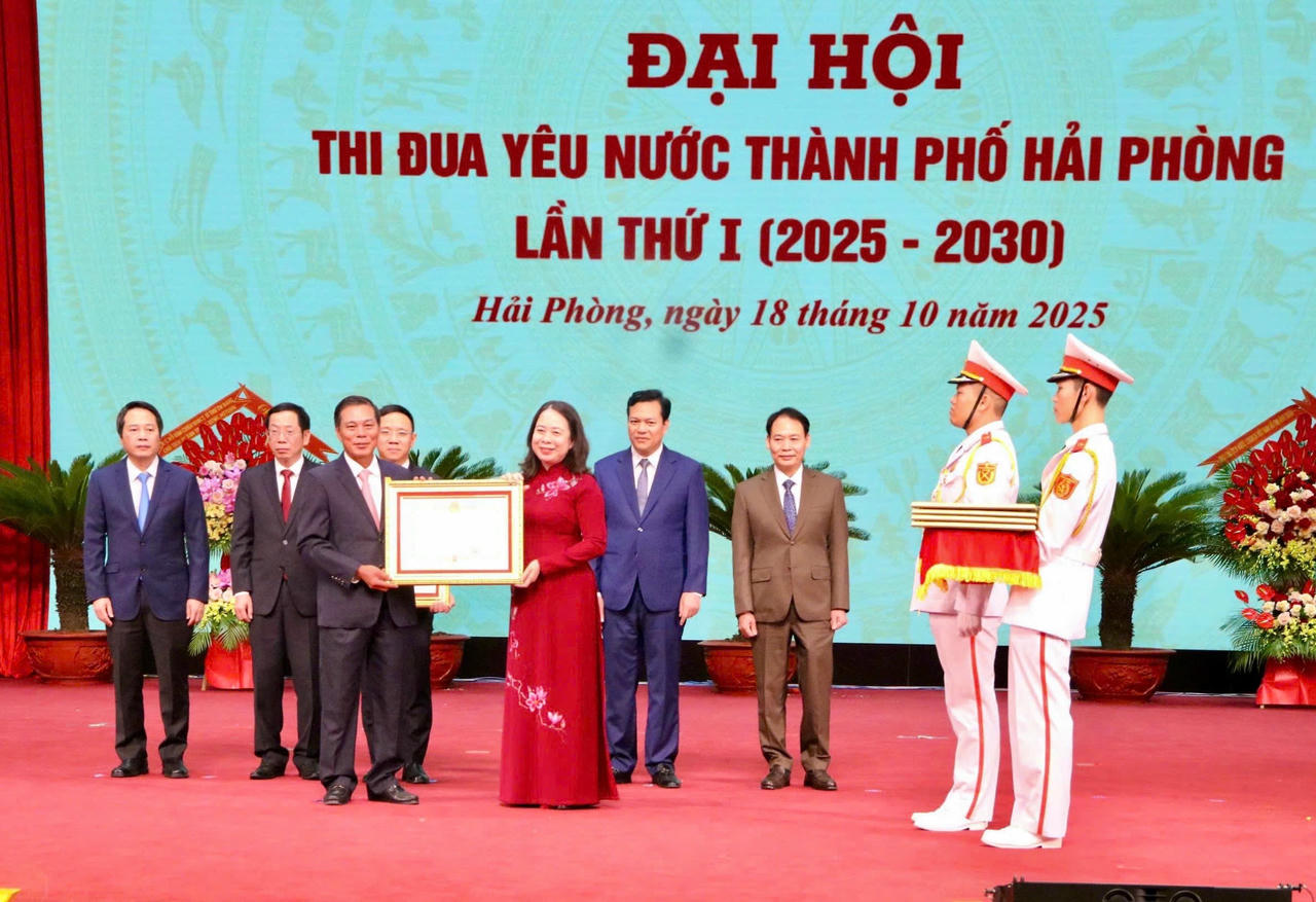 Phó Chủ tịch nước Võ Thị Ánh Xuân trao tặng Huân chương Độc lập hạng Ba cho ông Nguyễn Văn Tùng - nguyên Chủ&nbsp; tịch UBND TP Hải Phòng.
