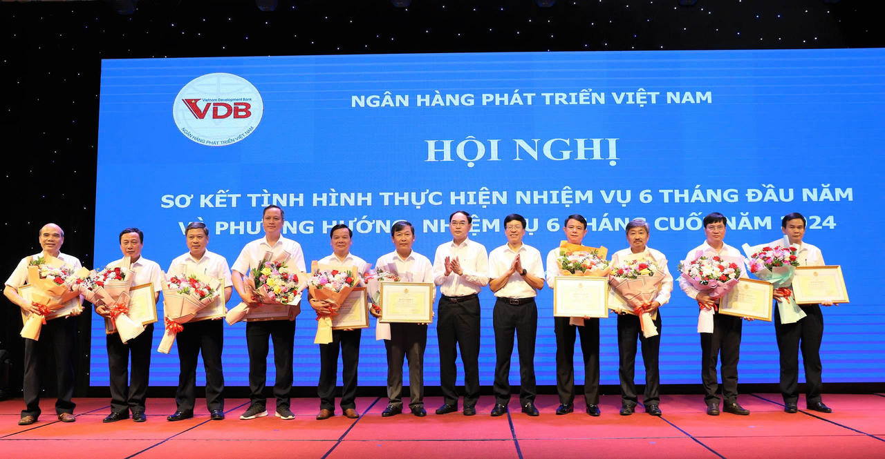 Ngân hàng Phát triển Việt Nam: Đẩy mạnh phong trào thi đua, phấn đấu hoàn thành nhiệm vụ cơ cấu lại hoạt động