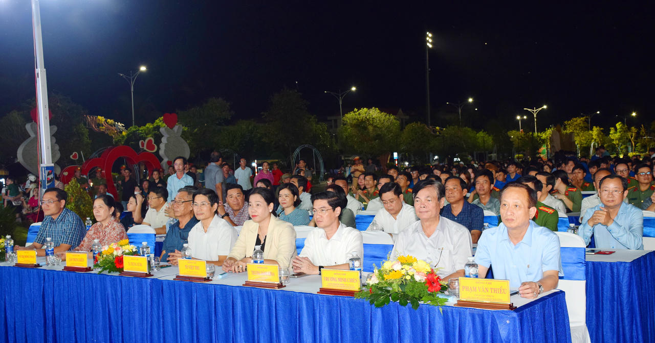 Đại biểu tham dự chương trình nghệ thuật đặc biệt chào mừng thành công Đại hội đại biểu Đảng bộ tỉnh Cà Mau lần thứ I, nhiệm kỳ 2025 - 2030.