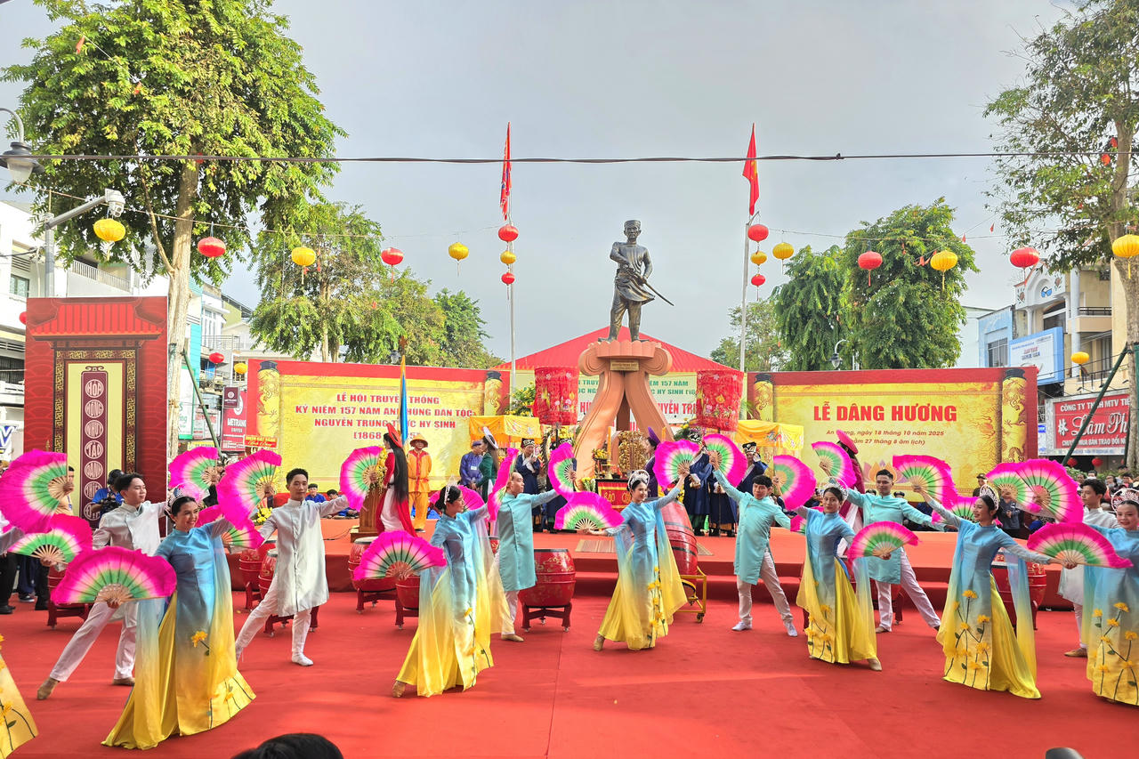 Hàng chục ngàn người dân về dâng hương tưởng nhớ anh hùng Nguyễn Trung Trực