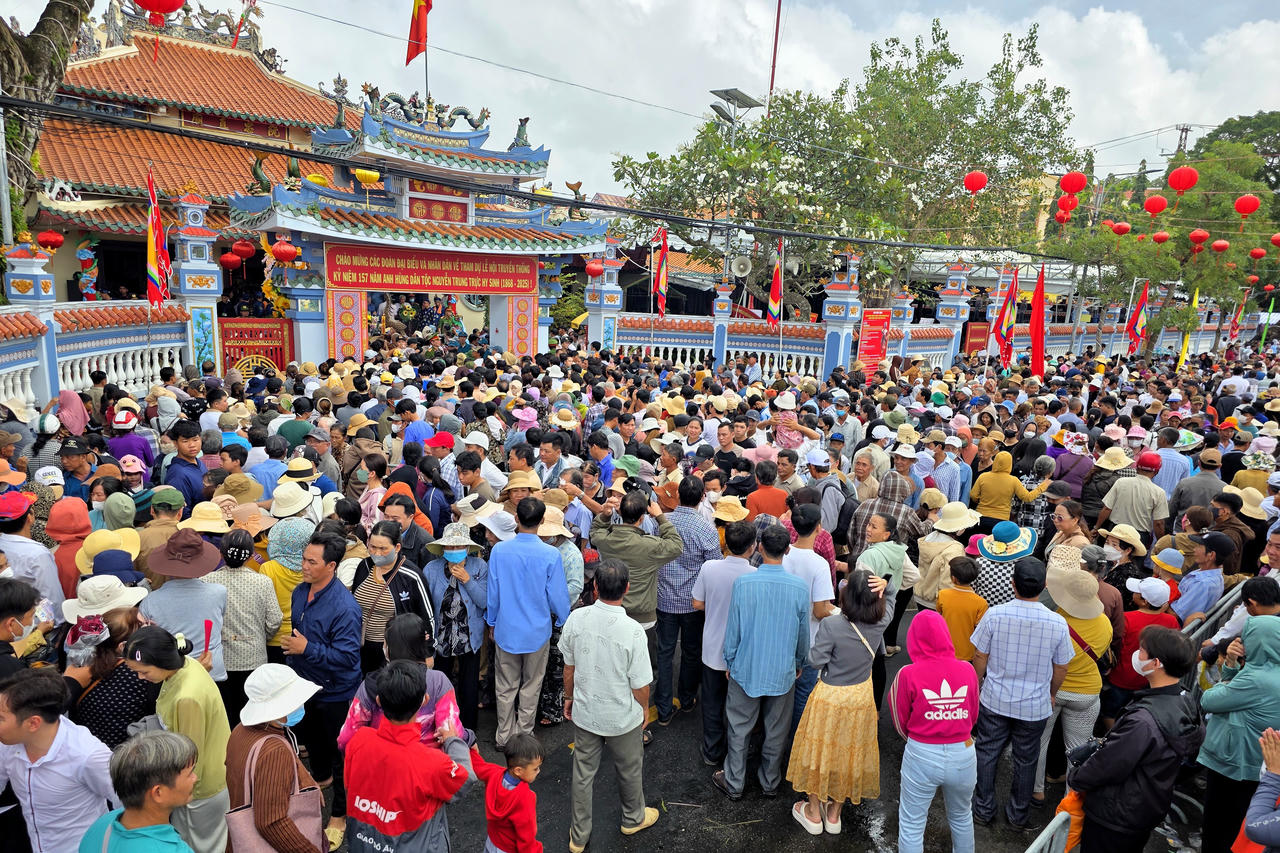 Hàng chục ngàn người dân đổ về tham dự Lễ hội kỷ niệm 157 năm ngày Anh hùng Nguyễn Trung Trực hy sinh.