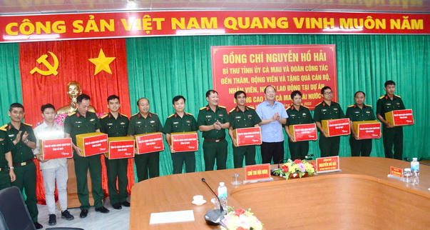 Bí thư Tỉnh ủy Cà Mau tặng quà cho Ban điều hành Trường Sơn Nam (Binh đoàn 12, Bộ Quốc phòng).