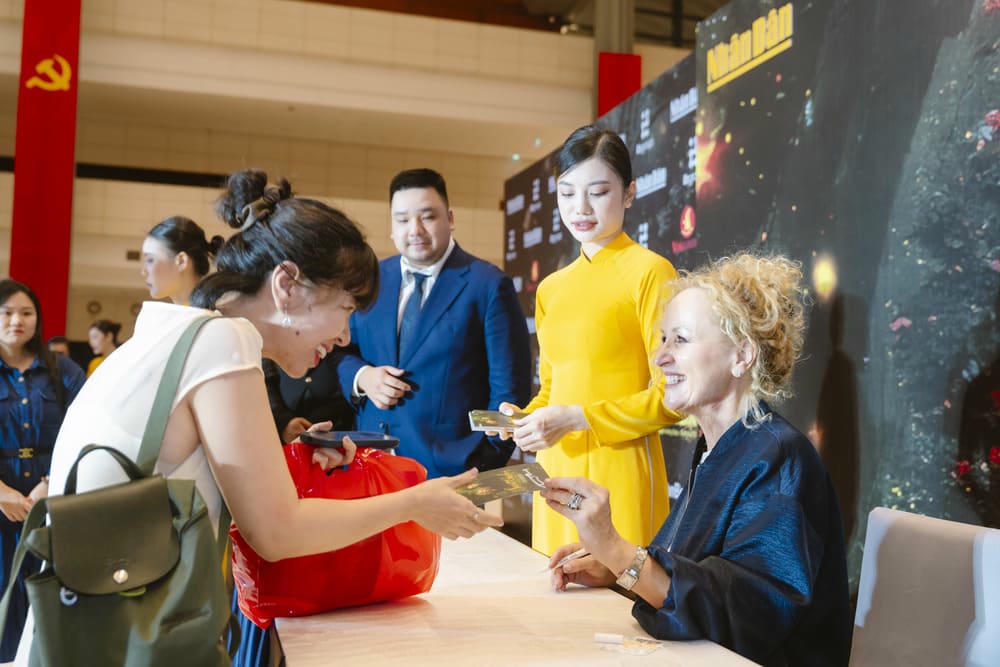 Nhóm nhạc huyền thoại Bắc Âu dành thời gian giao lưu và ký tặng người hâm mộ. Toàn bộ Toàn doanh thu bán vé sẽ được BTC dùng cho các hoạt động từ thiện (ảnh BTC).