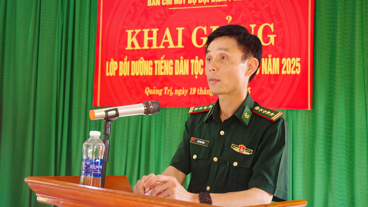 Đại tá Ngô Văn Dũng - Phó Chính ủy Ban Chỉ huy BĐBP tỉnh Quảng Trị phát biểu và chỉ đạo tại buổi khai giảng lớp bồi dưỡng tiếng dân tộc Bru-Vân Kiều.