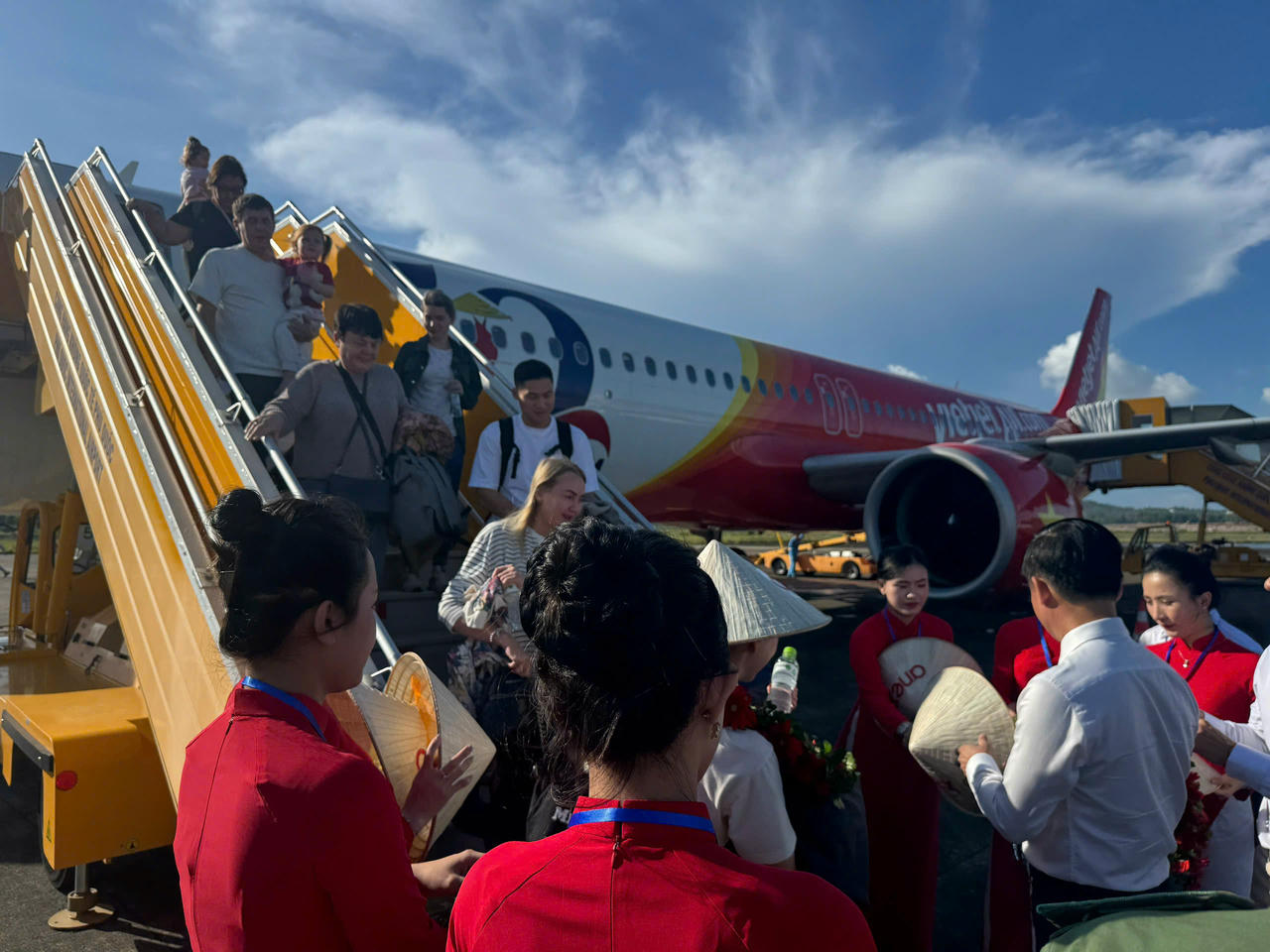 Du khách Nga đến Phú Quốc theo chương trình charter tour trọn gói (gồm vé máy bay, lưu trú, tham quan và dịch vụ địa phương).