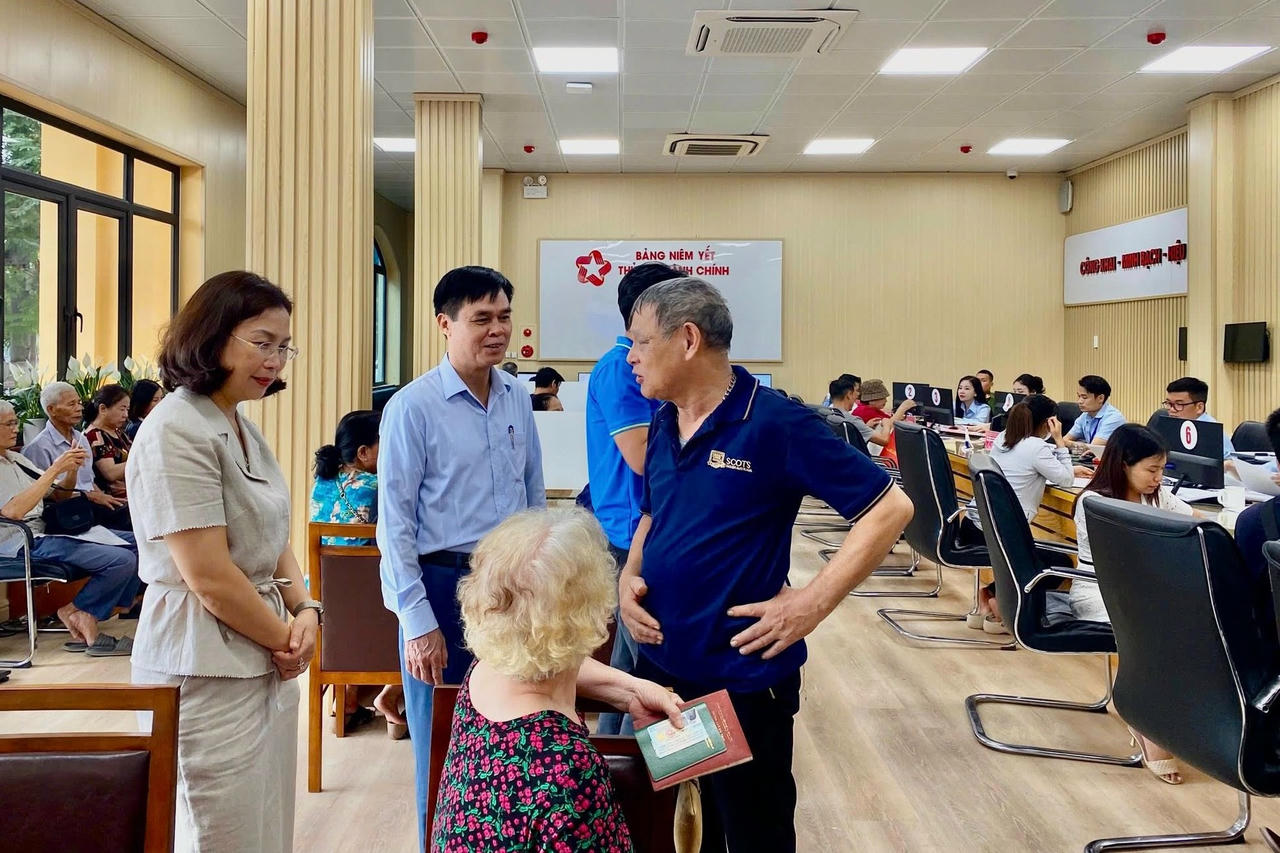 Cán bộ phường Hồng Bàng trực tiếp kiểm tra, hướng dẫn người dân thực hiện thủ tục trên Cổng dịch vụ công.