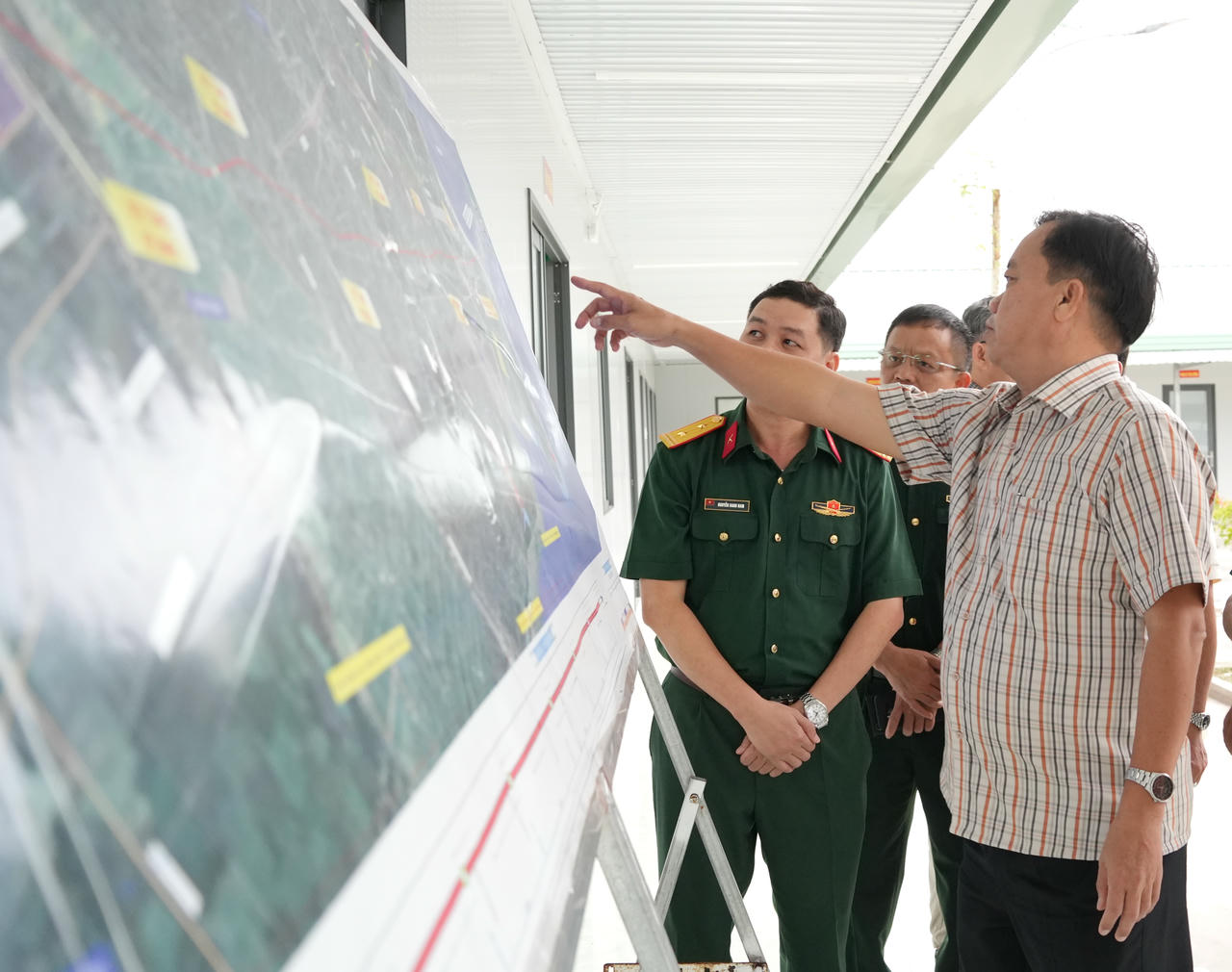 Ông Huỳnh Quốc Việt - Phó Bí thư Thường trực Tỉnh ủy, Chủ tịch Ủy ban MTTQ Việt Nam tỉnh Cà Mau, kiểm tra sơ đồ triển khai Dự án đường giao thông ra đảo Hòn Khoai.